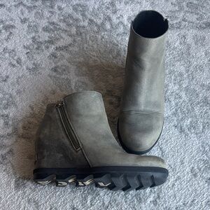 Sorel Wedge Gray Ankle Boots. Size 8.